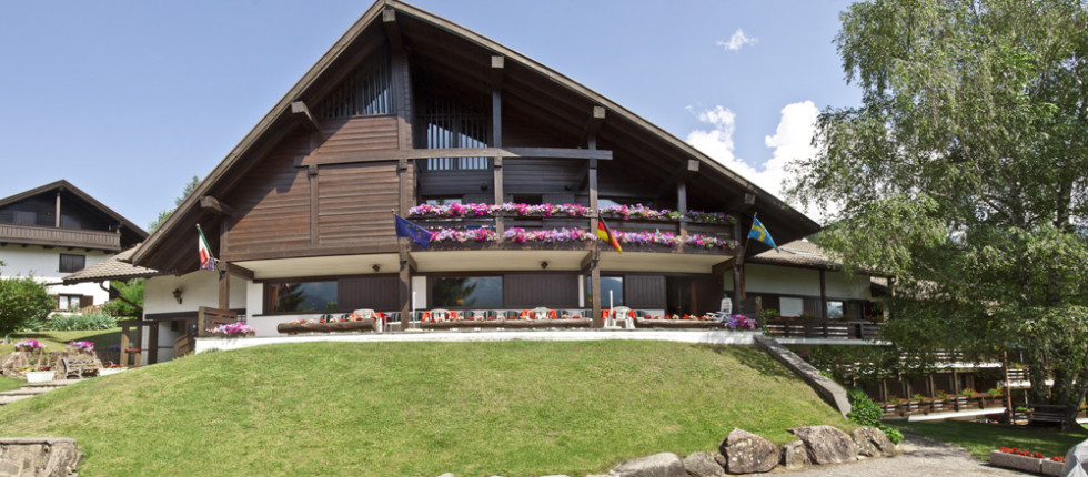 Cavalese bietet unzählige Exkursionen in die Dolomiten, gemütliche Spaziergänge, Boccia-, Tennis- und Minigolfplätze.