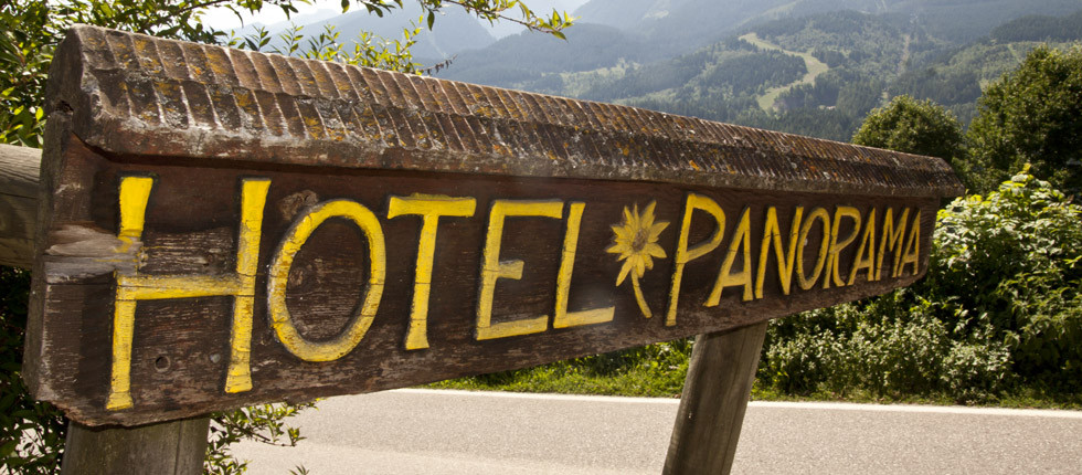 Das Hotel Panorama befindet sich in einer besonders ruhigen Lage, nahe der Talstation der Seilbahn und nur etwa 5 Minuten vom Zentrum entfernt.